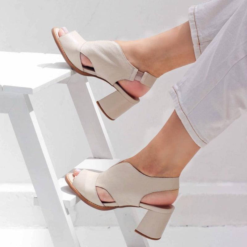 Sandália Laíza Peep Toe em Couro Salto Bloco Médio - Lojas Promorin